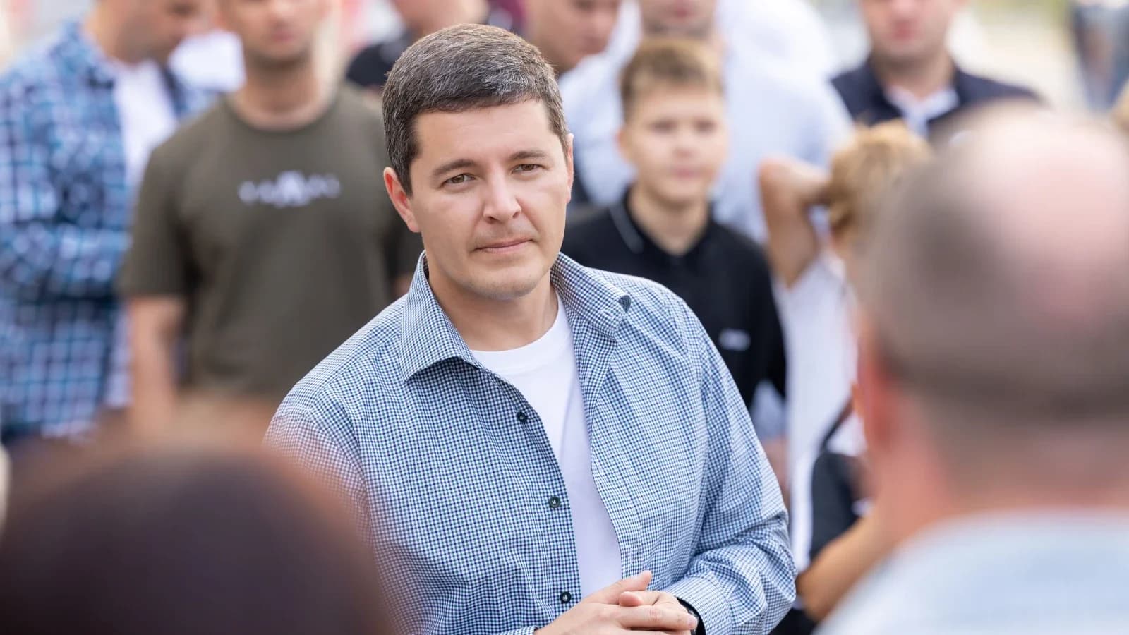Дмитрий Артюхов поручил решить вопрос с трудоустройством жительницы Надыма