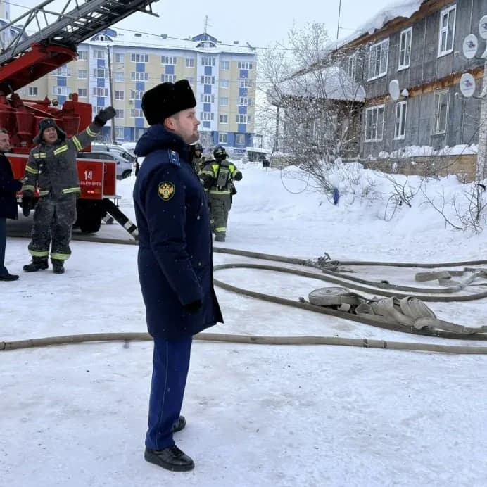 Прокурор Лабытнанги Петр Юшков на месте смертельного пожара
