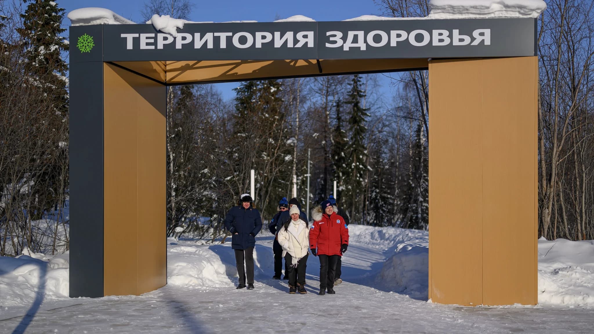 Губернатор ЯНАО Дмитрий Артюхов и глава Приуральского района Марина Трескова в парке «Территория здоровья»