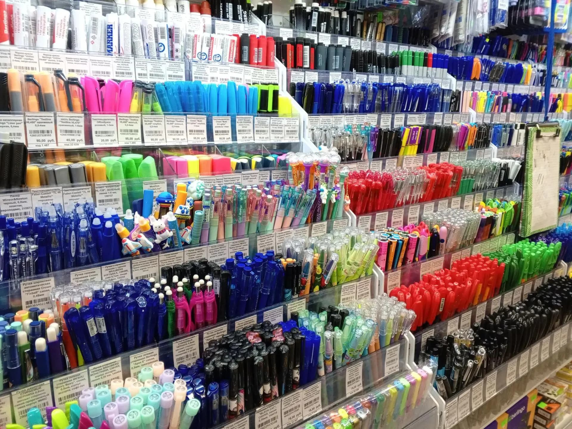 Ручки в магазине канцтоваров