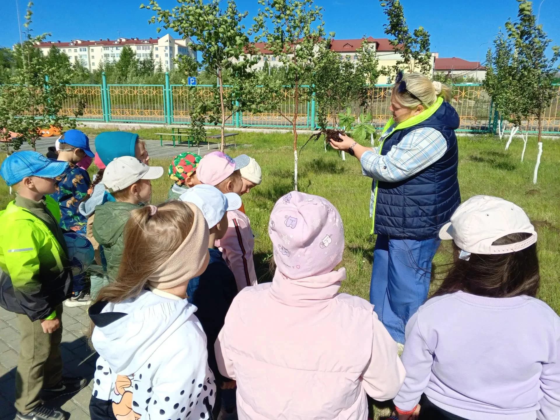 воспитатель с детьми