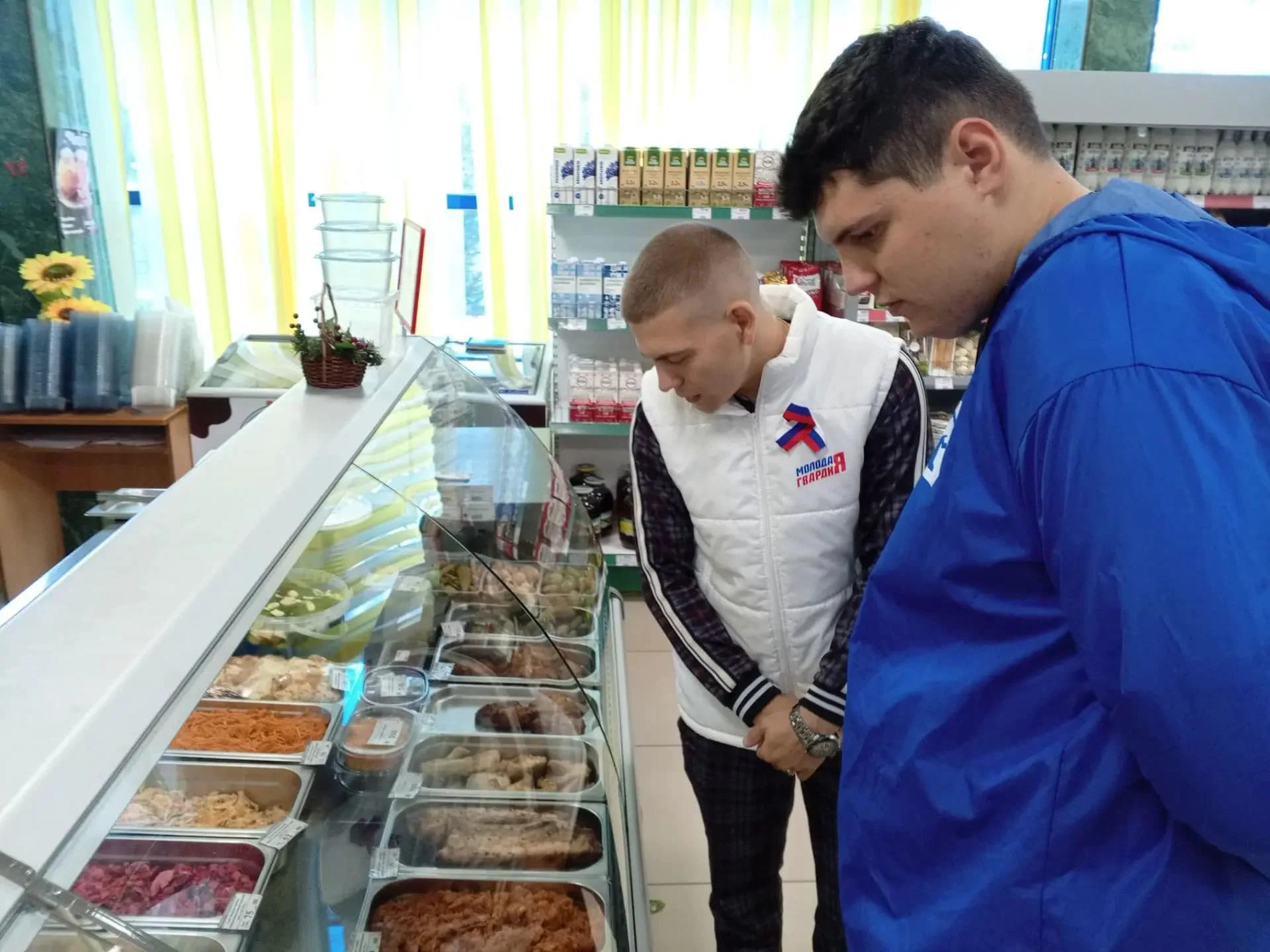 Проверяющие у прилавка с готовой едой