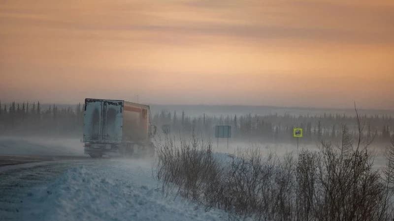 В Приуральском районе водитель грузовика попал в снежную ловушку