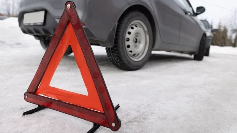 «Лада» улетела в кювет в Приуральском районе