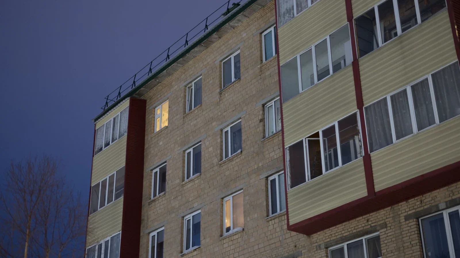 Ямальские строители восстанавливают пятиэтажку в крупном поселке ДНР