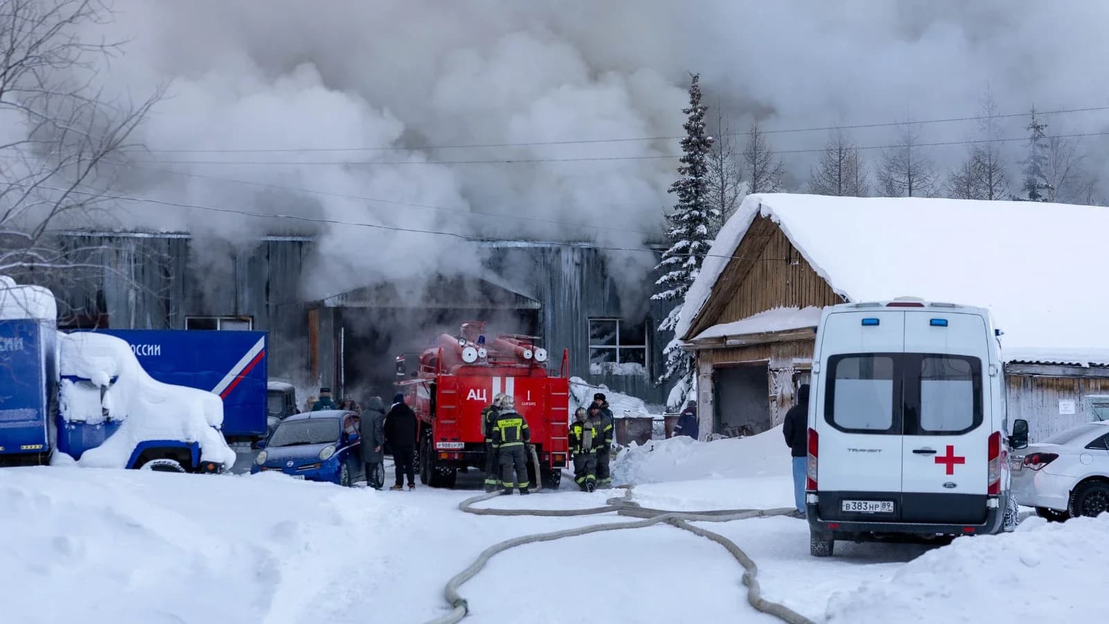 Житель Приуралья разом лишился гаража и автомобиля из-за пожара