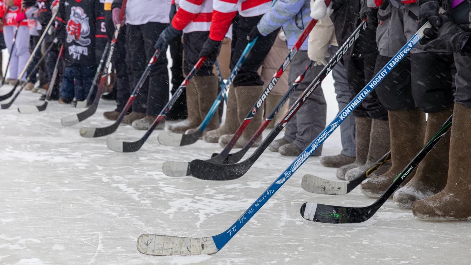 «Овцебыки» и «Нерпы» схлестнулись на льду: в Аксарке прошел первый тур хоккея в валенках