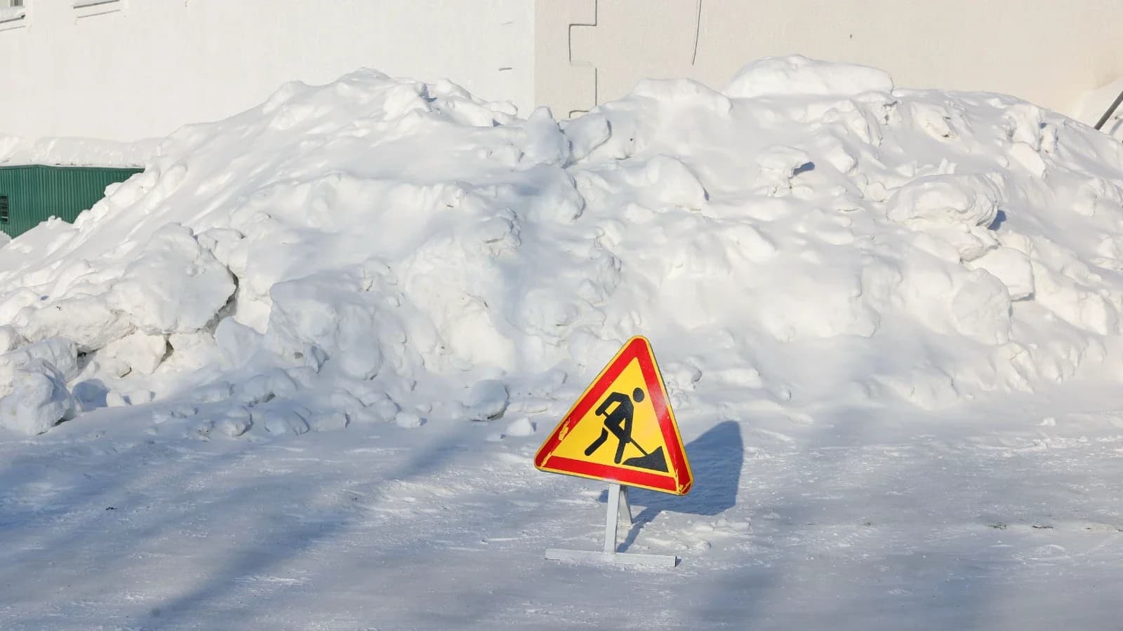 Дорожники уделят особое внимание уборке снега на мостах в Приуралье