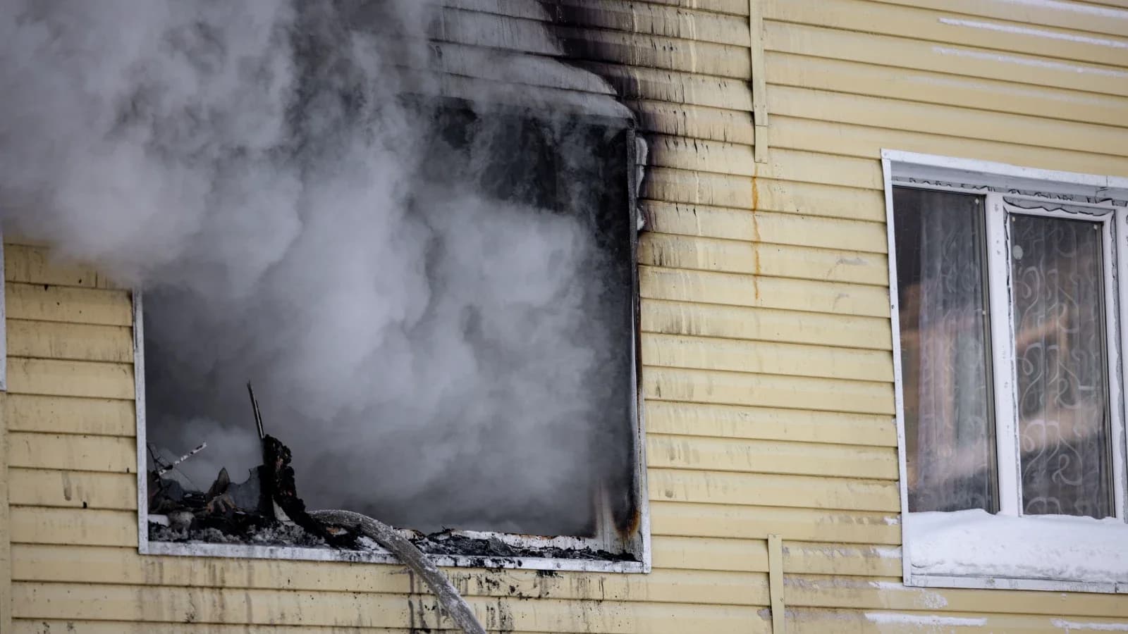 Огонь в Лабытнанги повредил гостиницу и гараж