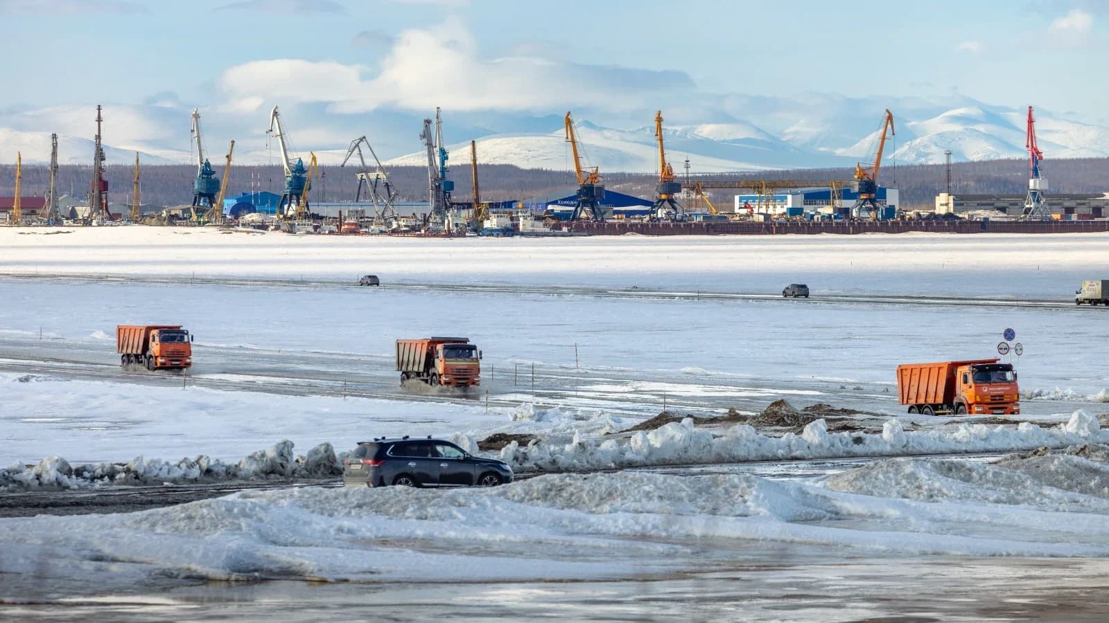 Грузоподъемность переправы Салехард — Лабытнанги выросла до 35 тонн