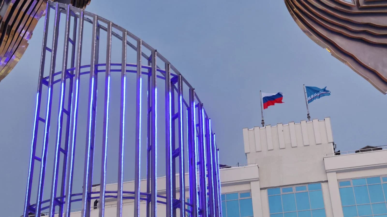 «Чуткость и искренняя ответственность»: губернатор Ямала поздравил работников муниципальной сферы