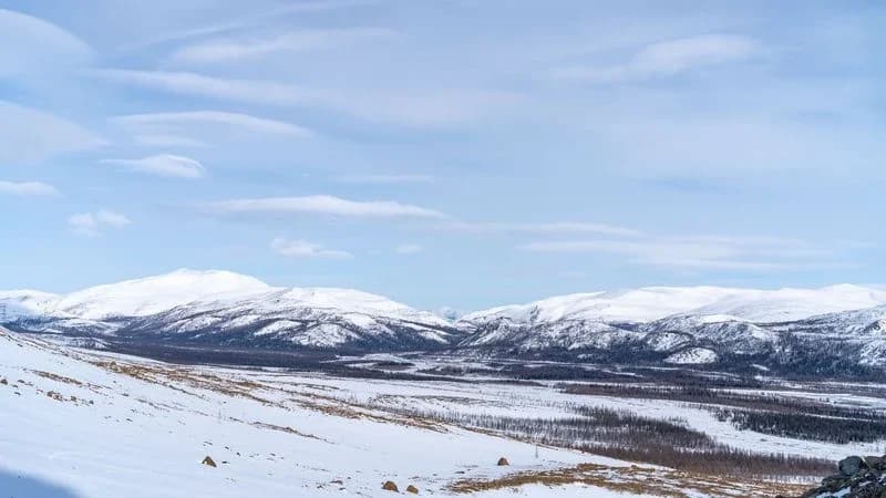 Знамя Победы водрузили на вершине горы Поур-Кеу