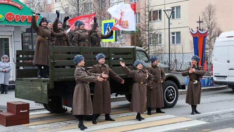 Песни Победы во дворах: жителей Аксарки приглашают спеть с фронтовой бригадой 7 мая