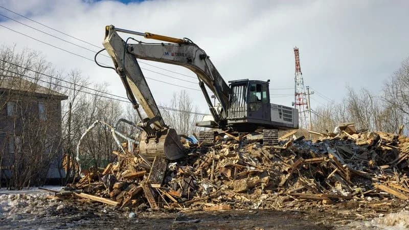 В селах Приуралья продолжают чистить территорию от бесхозных времянок