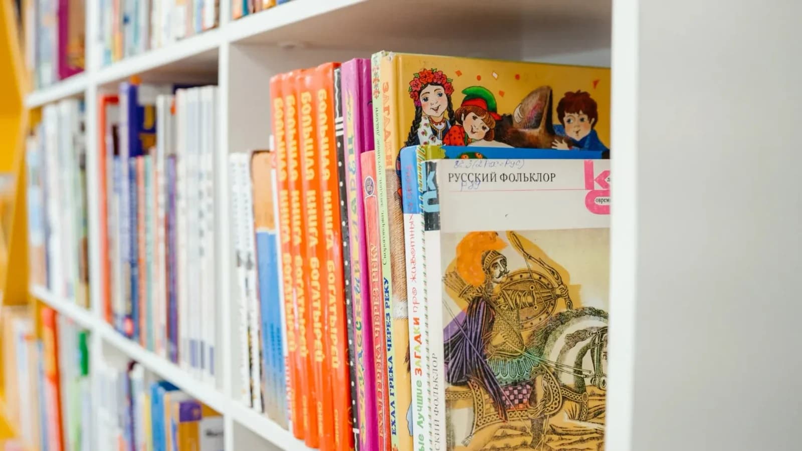 Приуральцы пополнили книгами библиотеки подшефного Волновахского округа
