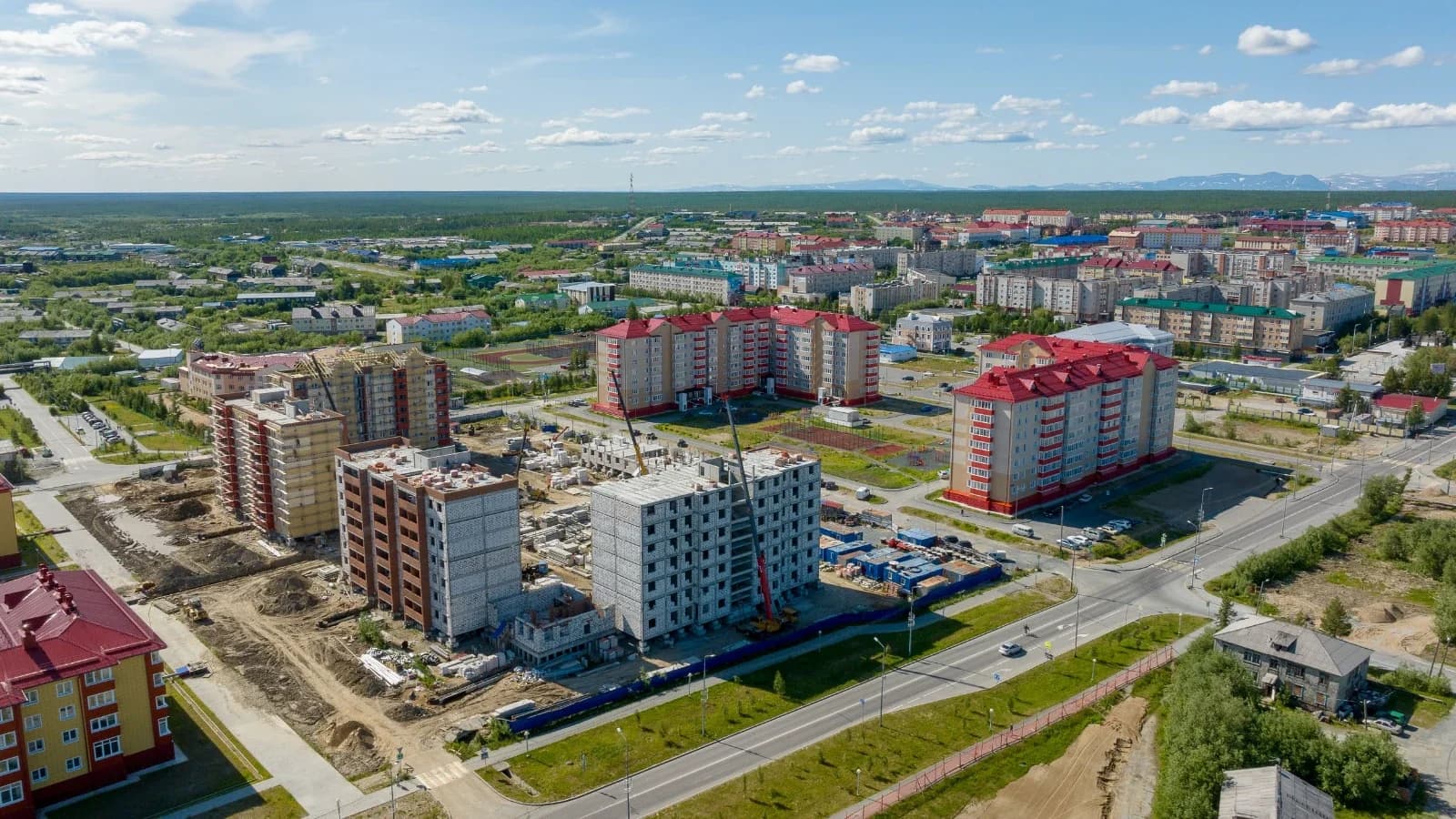 Губернатор ЯНАО проверил строительство жилья и подготовку к зиме в Приуралье