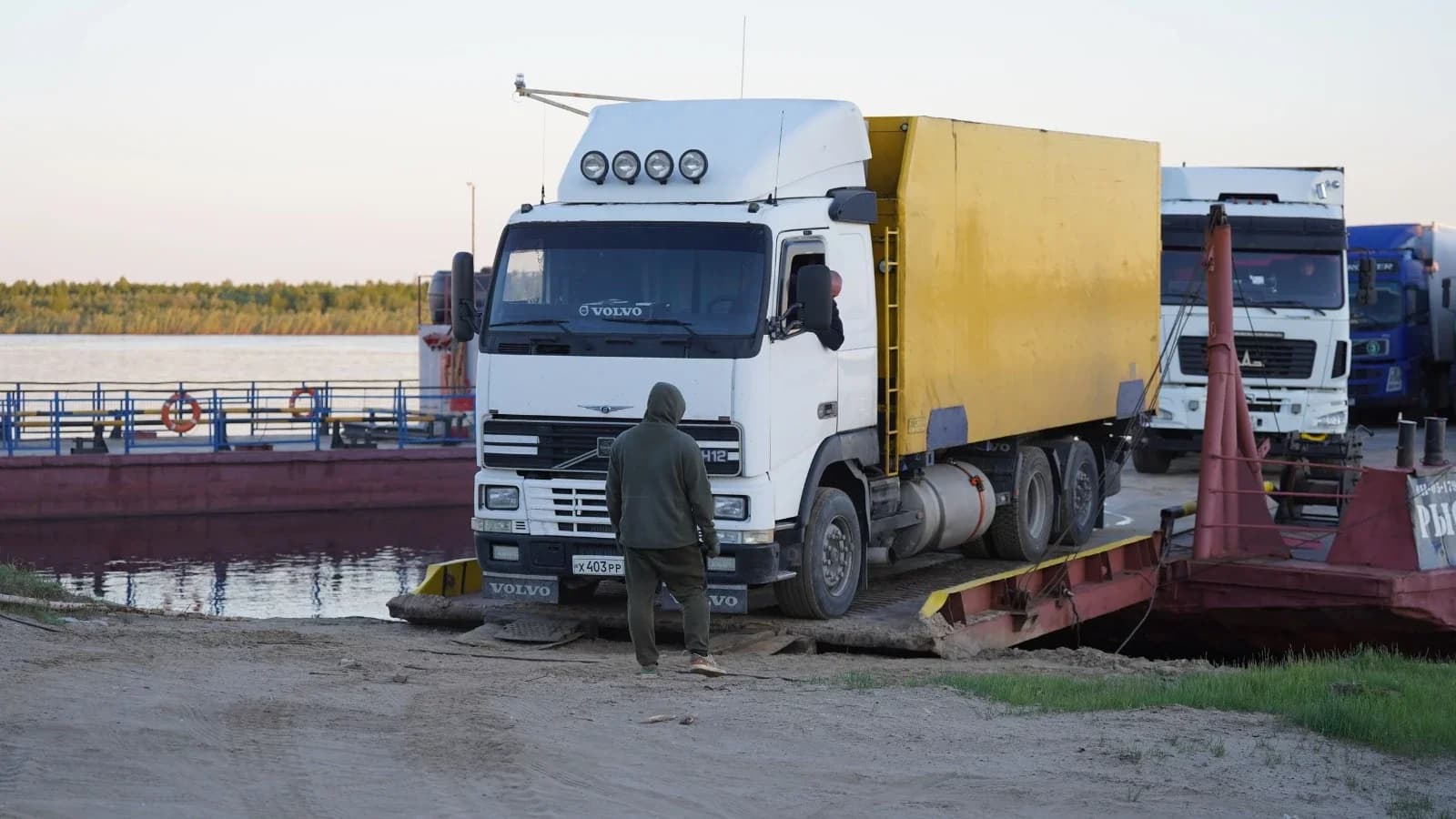 Водителей просят убрать автомобили со стоянки у переправы Салехард — Лабытнанги