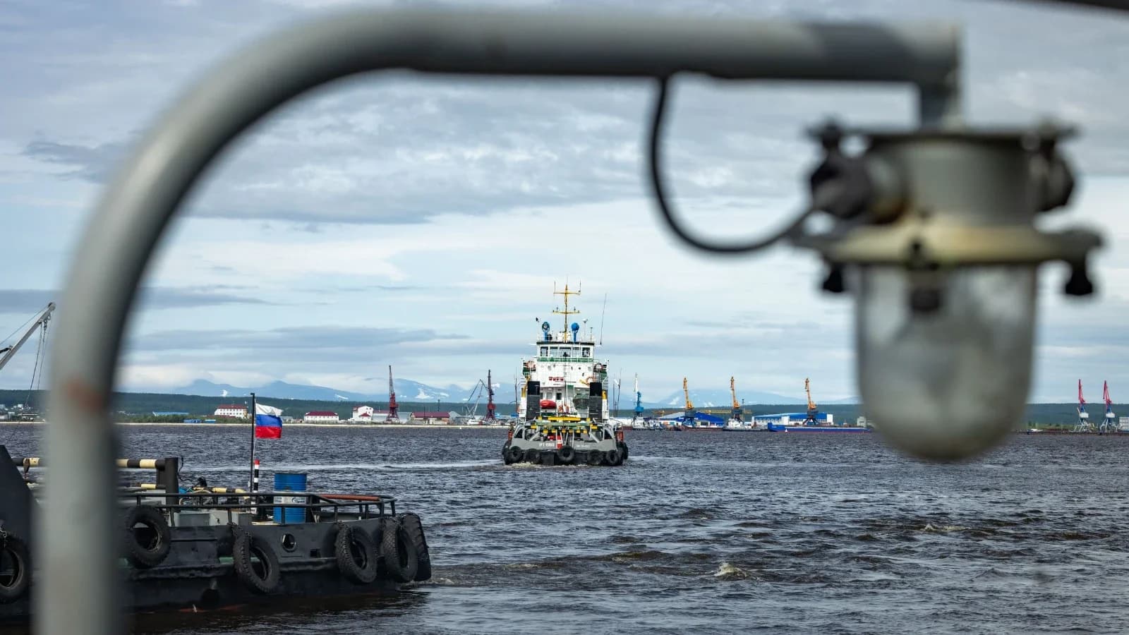 Паромы на переправе Салехард — Лабытнанги работают в тестовом режиме