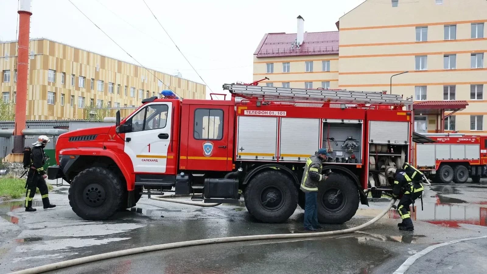 Двух человек спасли сотрудники МЧС во время пожара в многоквартирнике в Лабытнанги