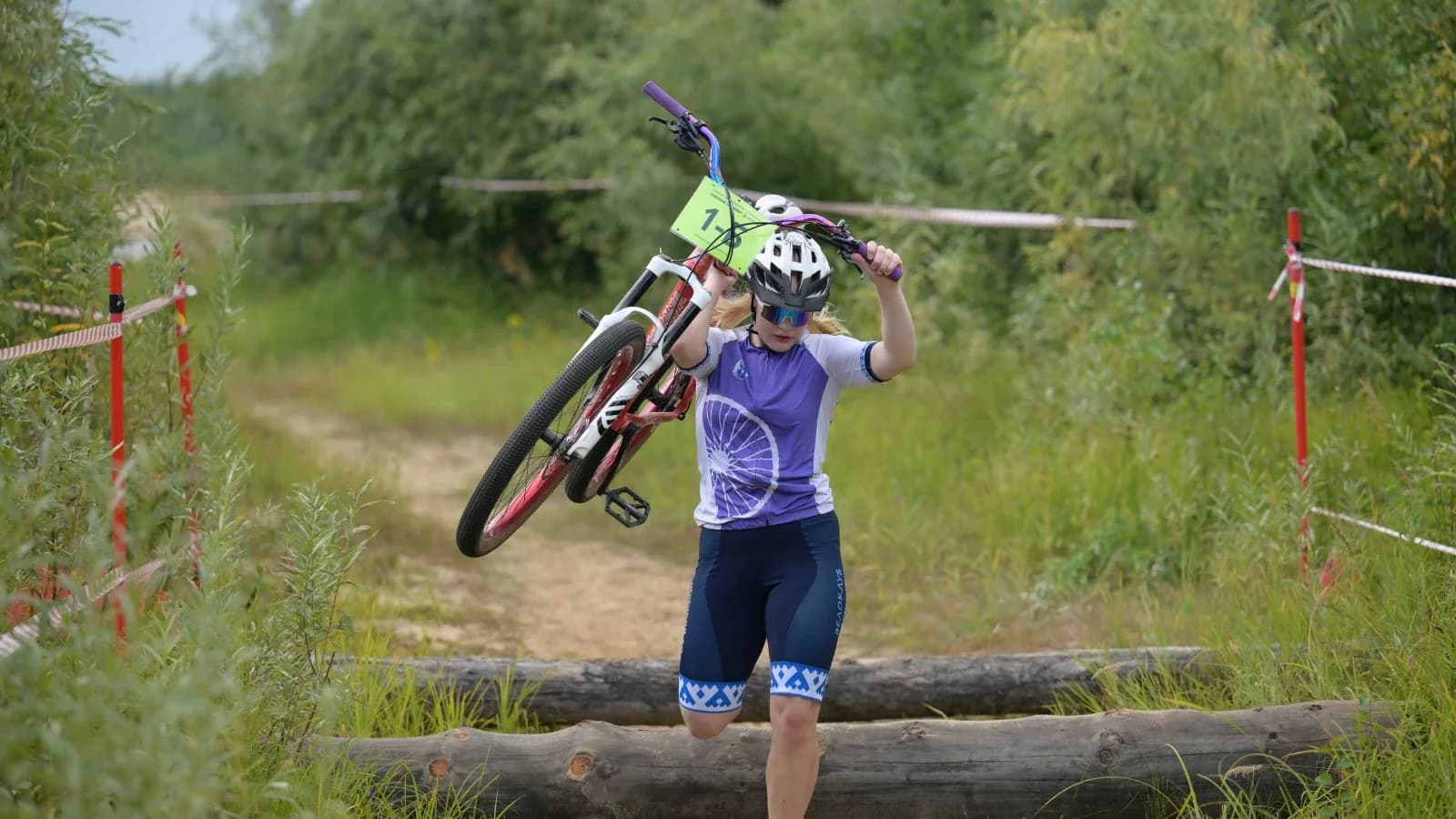«В лужу залетела, перевернулась через себя»: велогонщица из Аксарки о «Северном характере. Велодрайв»