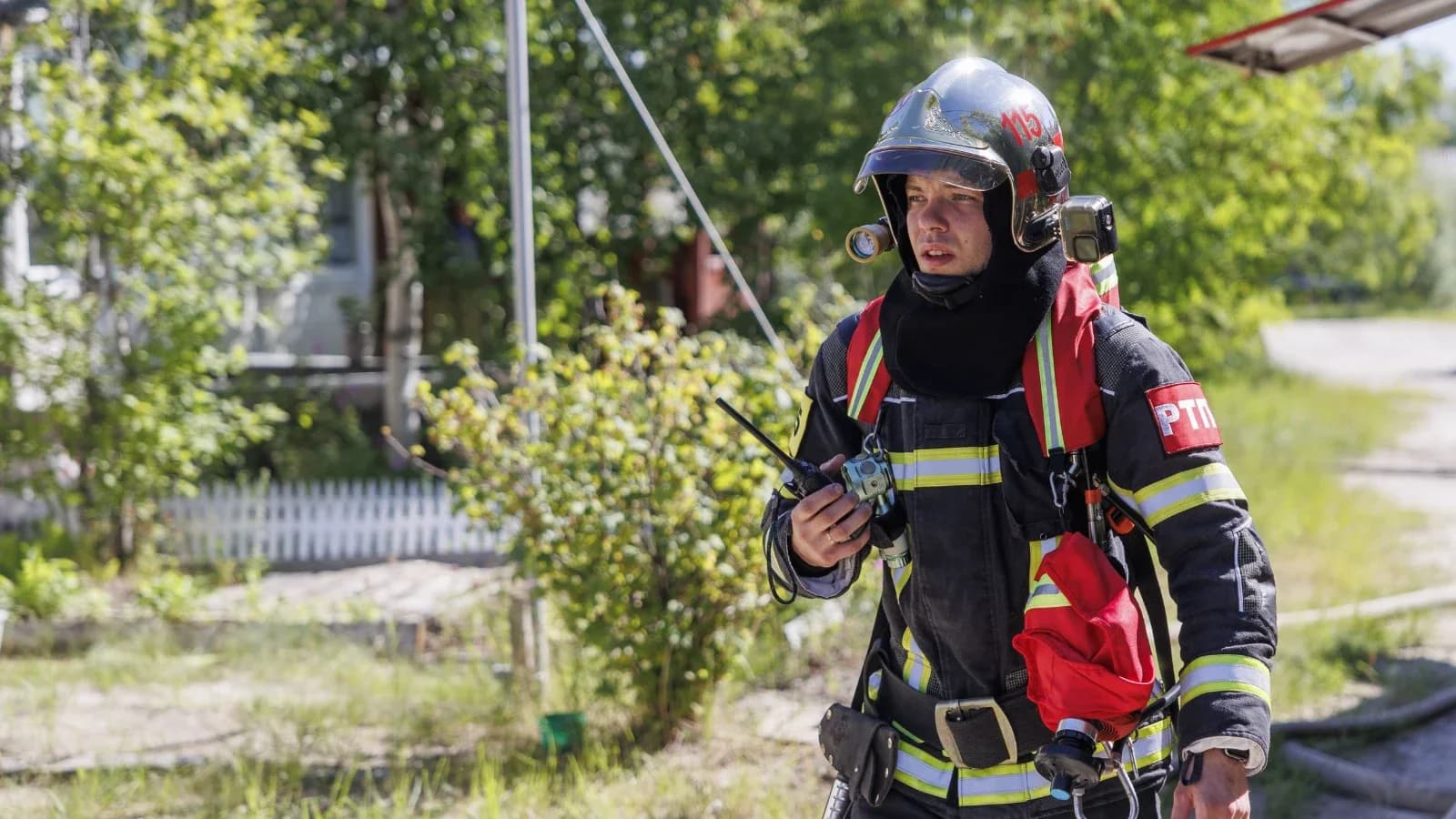 Пожарные ликвидируют возгорание гаражей в Лабытнанги