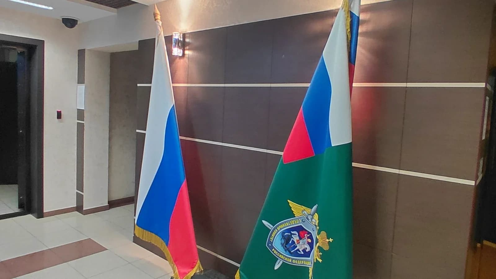 В Аксарке молодой человек забил кулаками родственника