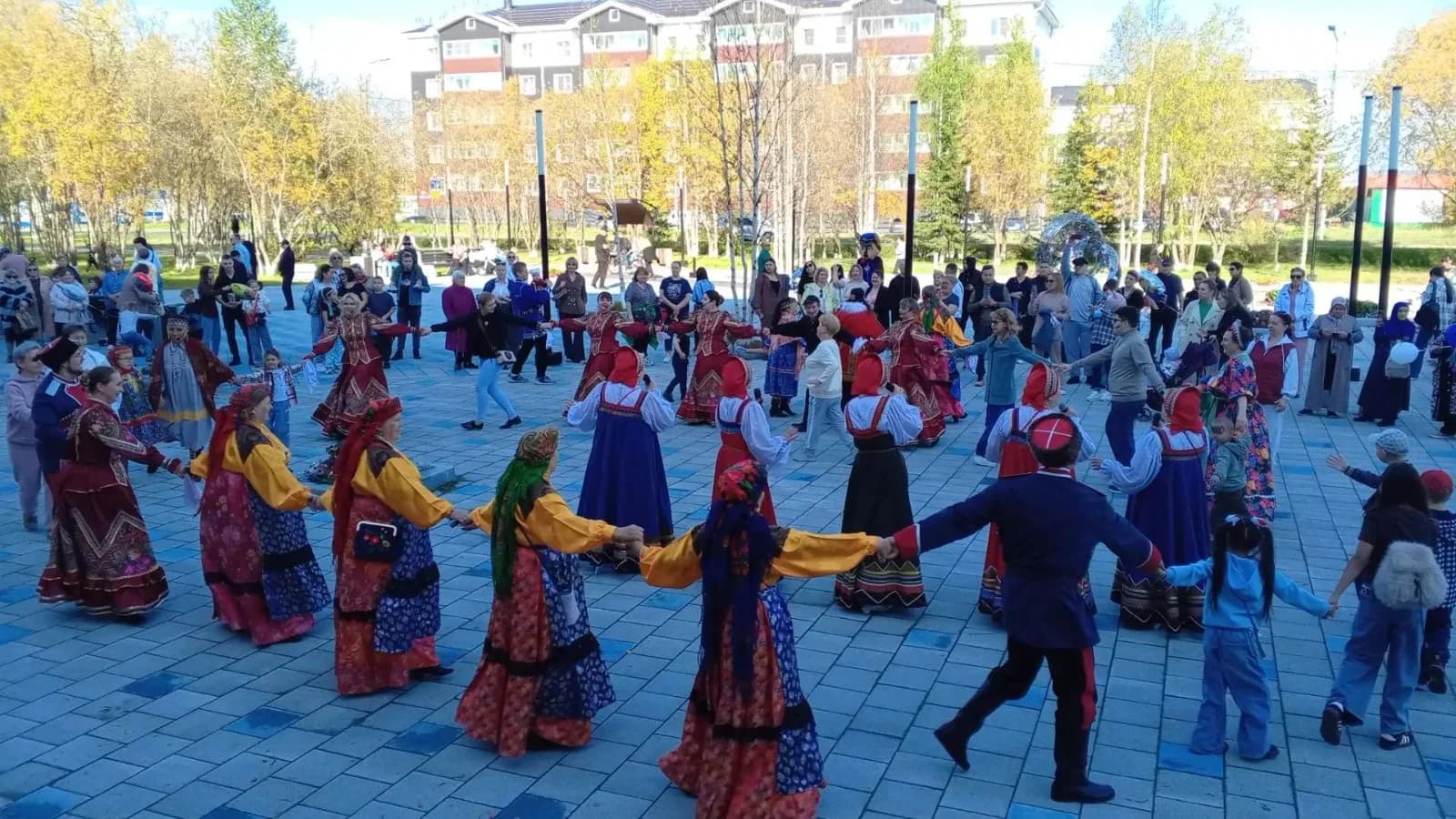 Народные коллективы Лабытнанги вовлекли горожан в «Хоровод дружбы»
