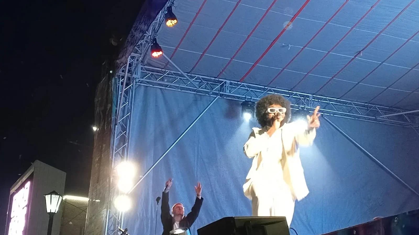 Я хочу повторить: вокалист Luxury Cover Band решил вернуться в Лабытнанги